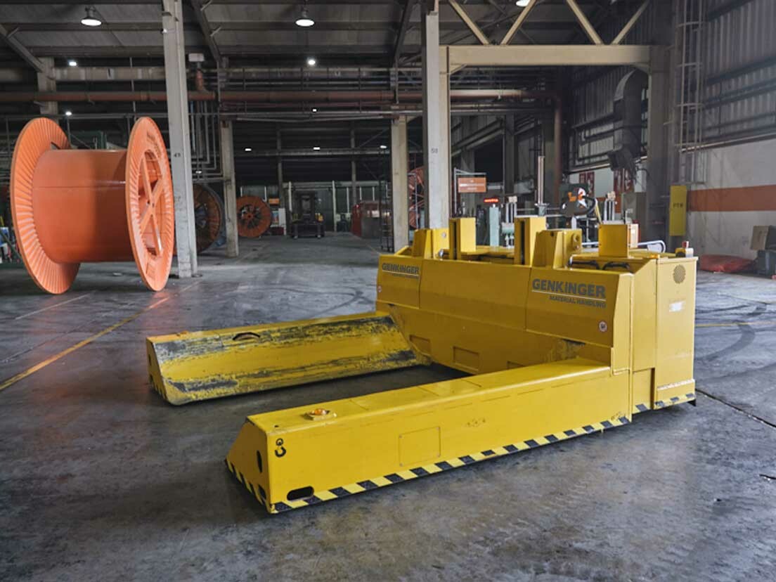 EGU Niederhubwagen transportiert eine Ducab Kabeltrommel