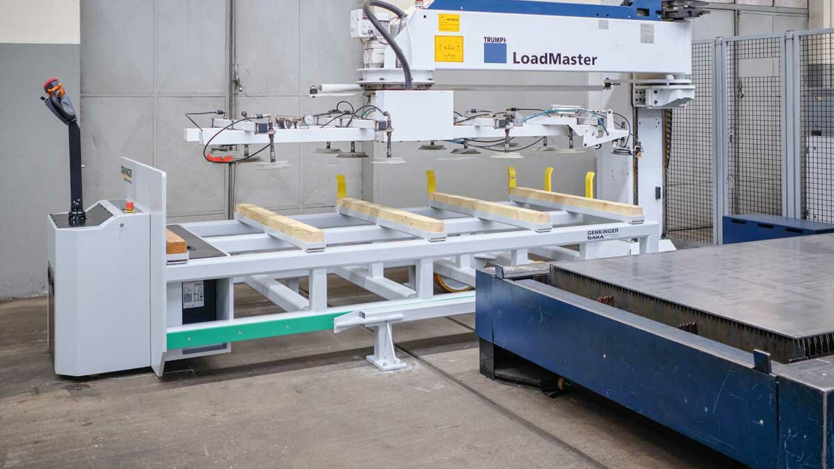 Genkinger Niederhub-Transportwagen für den Transport schwerer Blechtafeln.