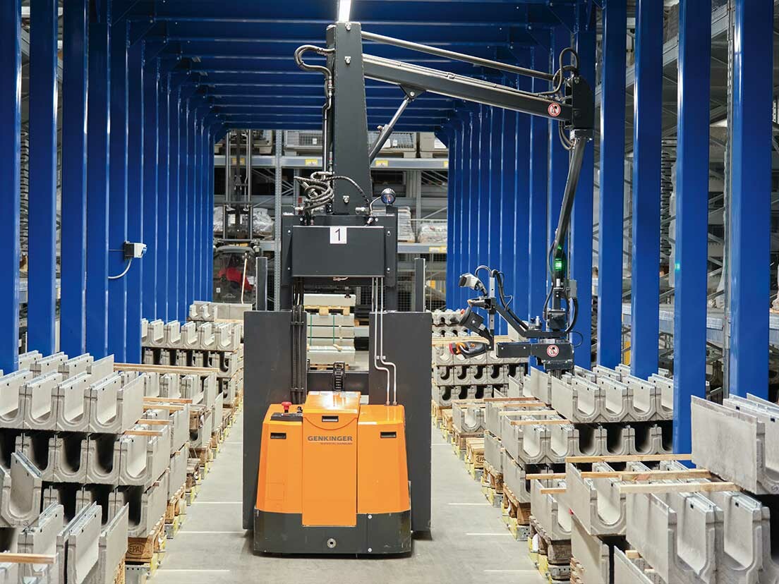 Betonrinnen Hochhubwagen mit Greifarm stellt Betonrinnen ergonomisch auf einer Europalette bereit