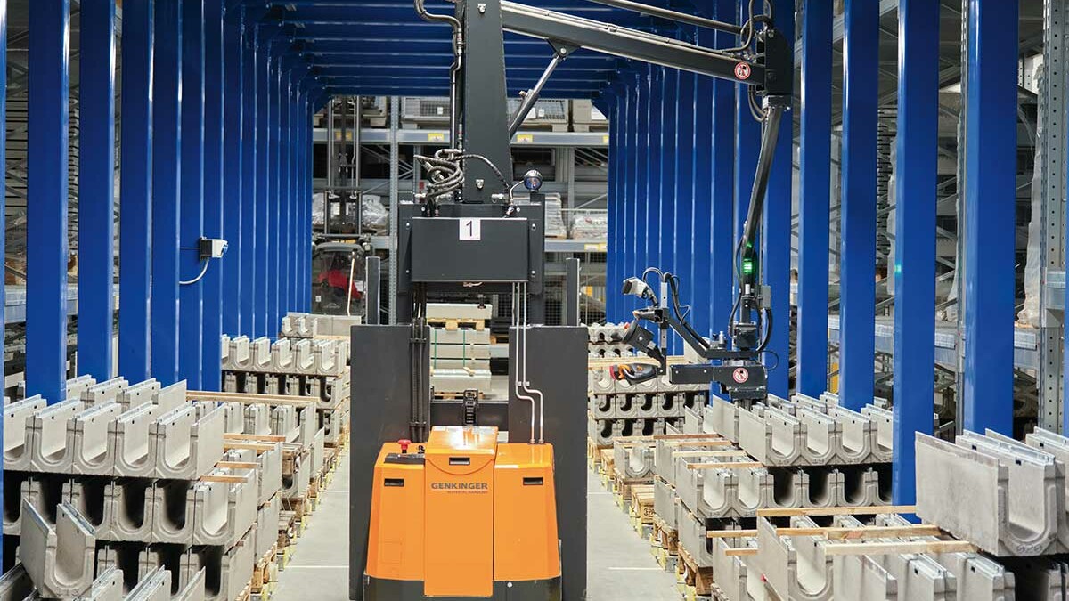Betonrinnen Hochhubwagen mit Greifarm stellt Betonrinnen ergonomisch auf einer Europalette bereit