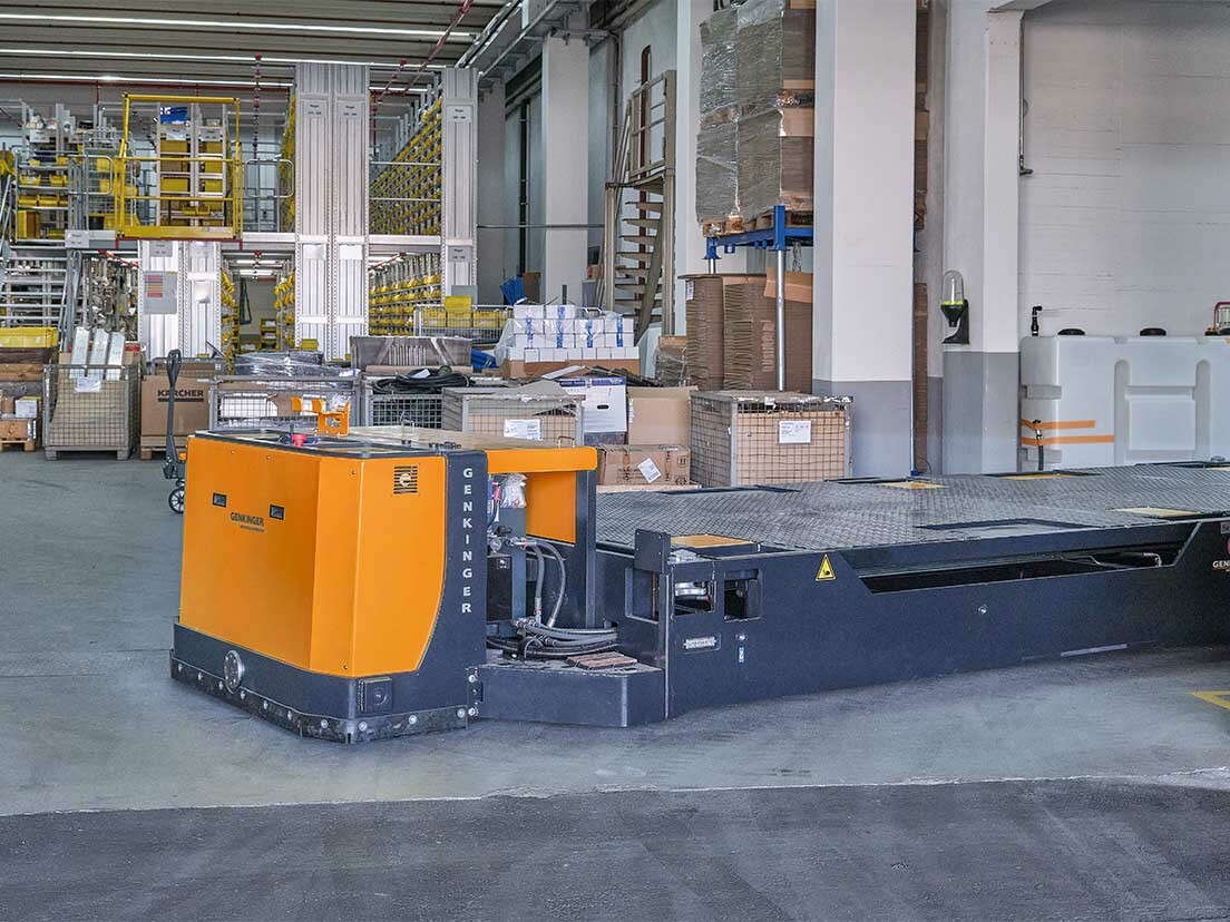 Genkinger Plattformwagen mit Hub beim Rangieren auf engem Raum