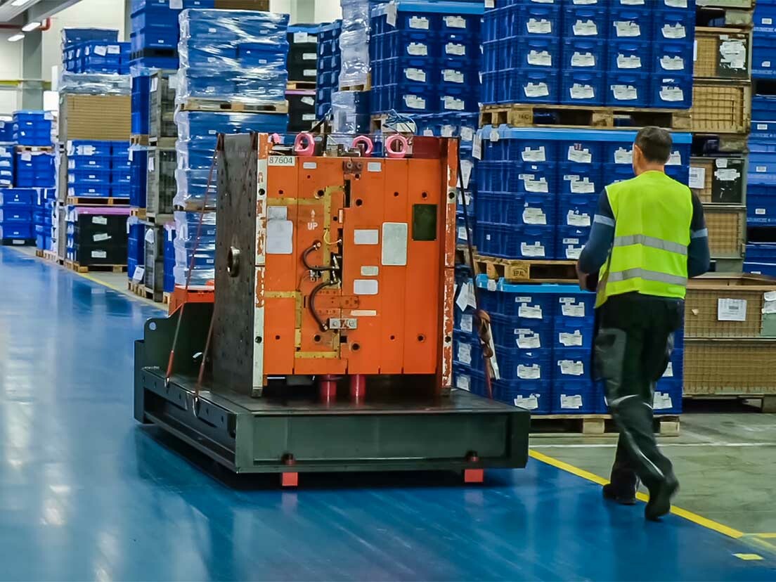Bediener steuert den Genkinger Werkzeugwechselwagen per Funkfernsteuerung
