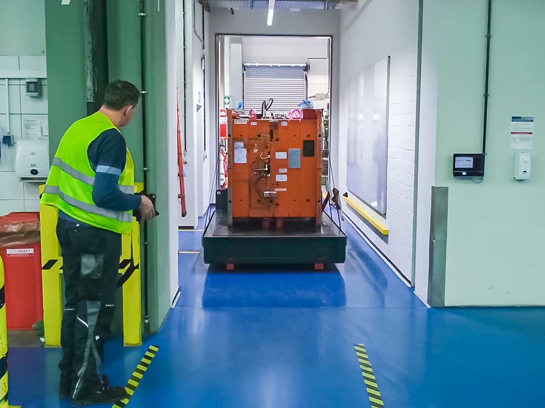 Genkinger Werkzeugwechselwagen beim präzisen Rangieren durch einen engen Gang
