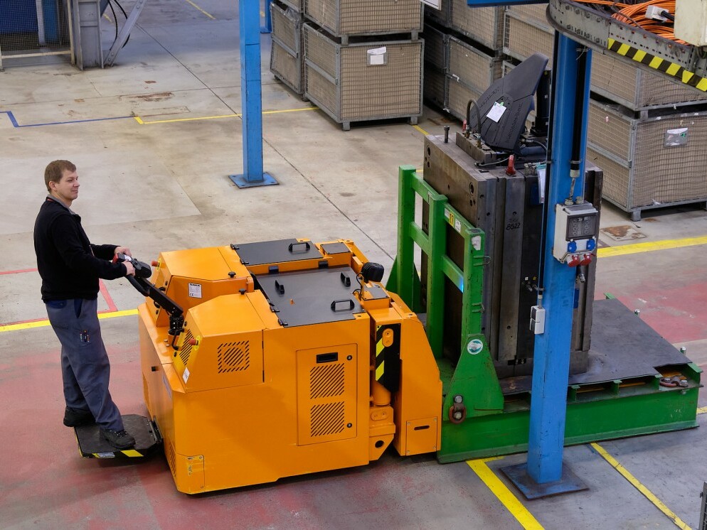 Werkzeugwechselwagen beim Transport eines 15 t schweren Werkzeugs in der Produktionshalle