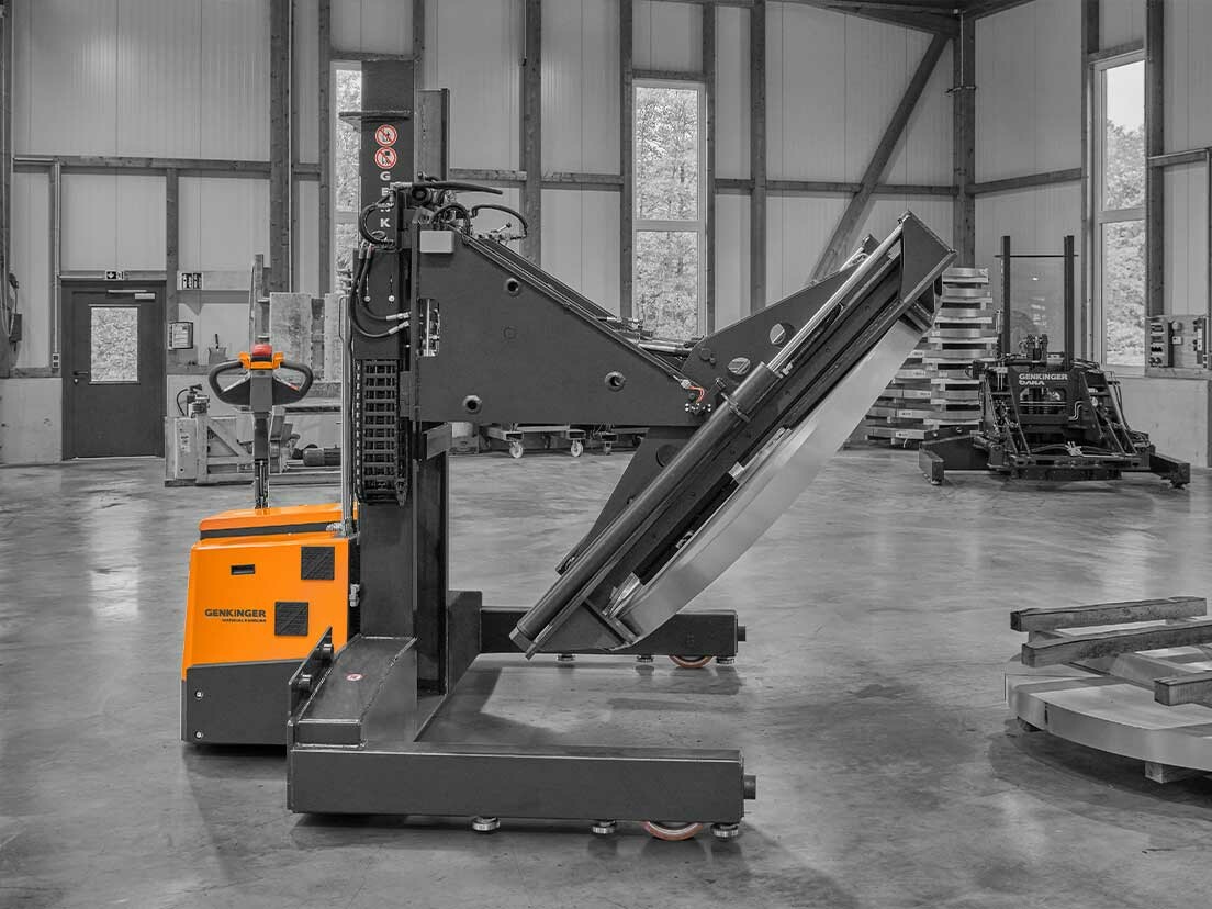 Genkinger Coilmanipulator mit Kippfunktion legt Stahlcoil sicher auf Palette ab