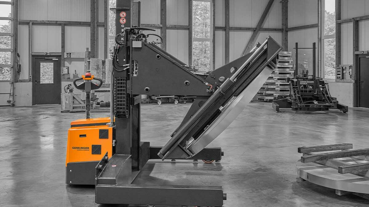 Genkinger Coilmanipulator mit Kippfunktion legt Stahlcoil sicher auf Palette ab