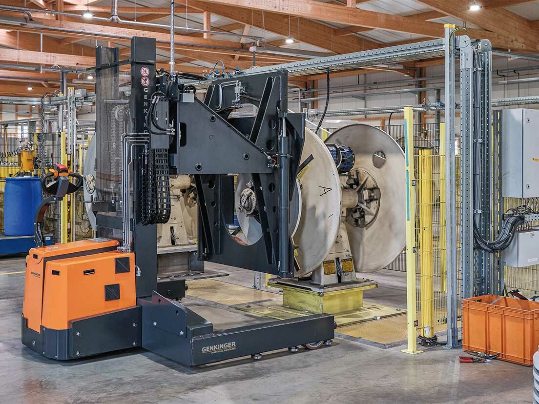 Genkinger Coilmanipulator nimmt Stahlcoil von der Haspel auf