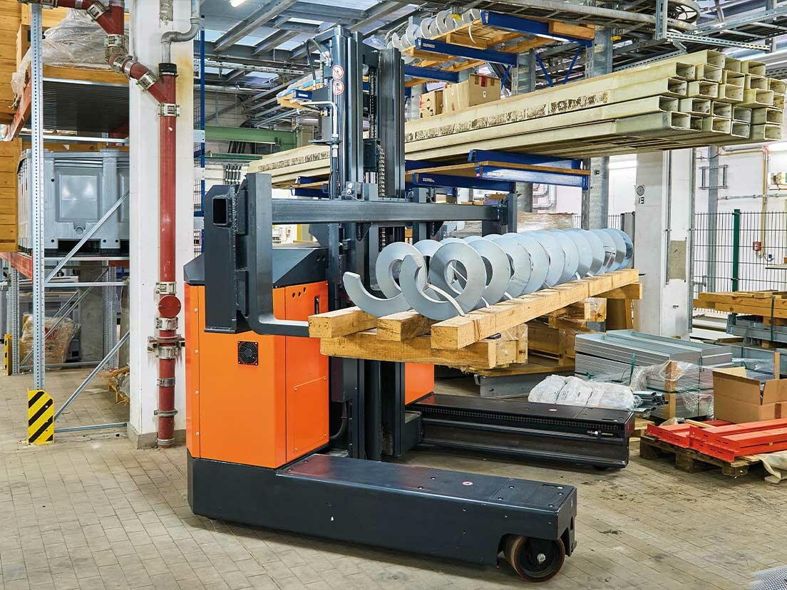 Genkinger Mehrwegestapler mit großen Gewindeschrauben im Klärwerk