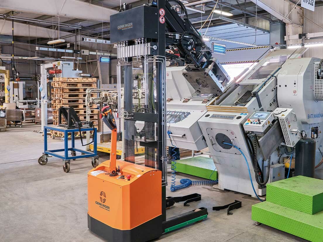 Freitragender-Werkzeugwechsel: Werkzeuge fahren mit 60-Grad-Neigung in eine Stanzmaschine ein