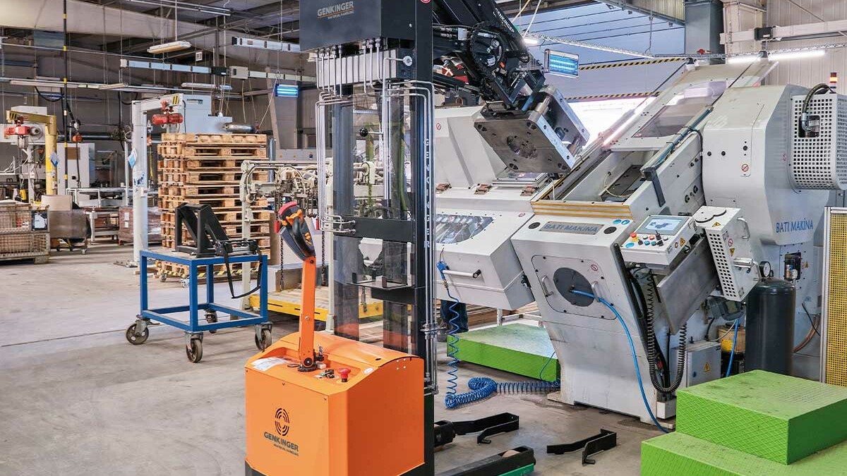 Freitragender-Werkzeugwechsel: Werkzeuge fahren mit 60-Grad-Neigung in eine Stanzmaschine ein