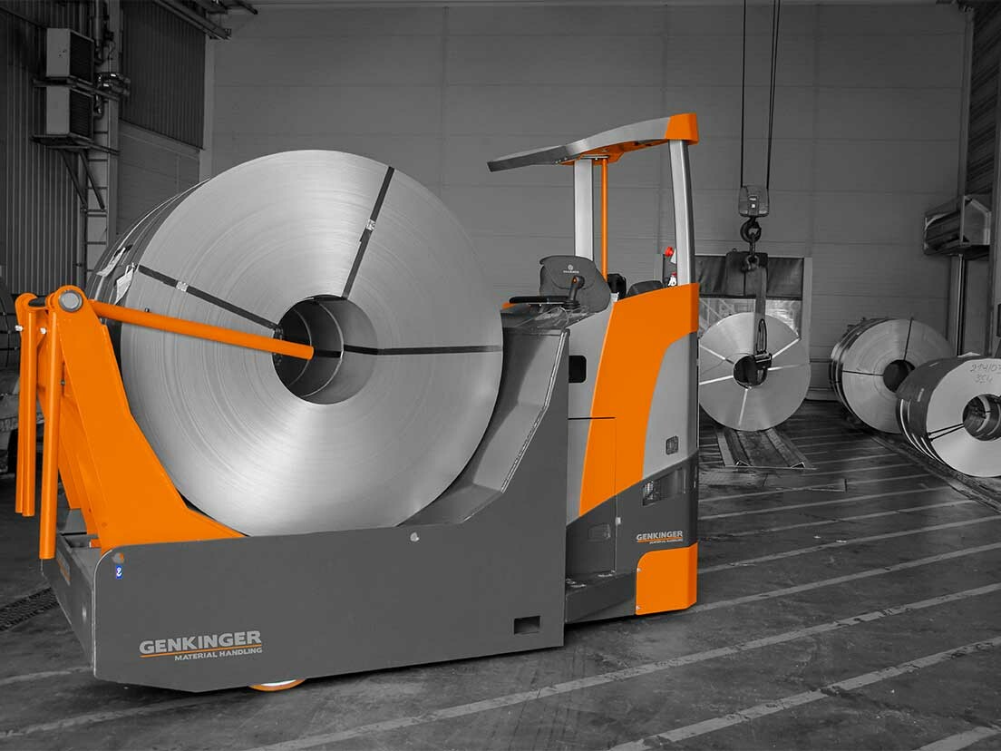 Mulden-Plattformwagen für Coils von Genkinger mit beladenem Coil in der hydraulisch verstellbaren Mulde