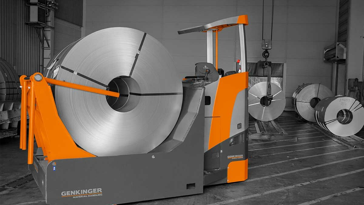 Mulden-Plattformwagen für Coils von Genkinger mit beladenem Coil in der hydraulisch verstellbaren Mulde