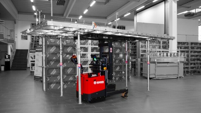 Montagegerät für Deckenschalungen mit eingefahrenem Mast