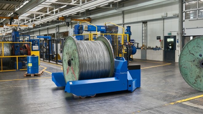 Genkinger Niederhubwagen transportiert Seiltrommeln mit Prismazinken