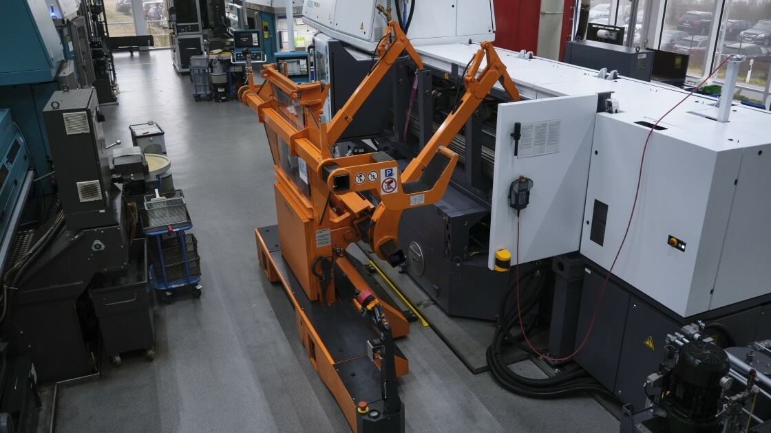 Genkinger bar manipulator during the safe handling of round stock