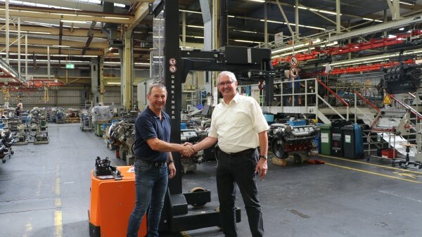 Spezial-Elektro-Hochhubwagen von Genkinger für den sicheren Transport von DEUTZ Motoren in der Produktion.