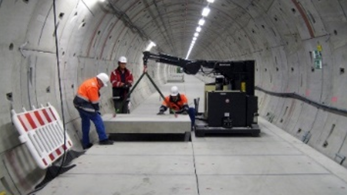 Sondergeräte für Röntgenlaser: Kompaktes Kranfahrzeug von Genkinger für den Einsatz im European XFEL Tunnel