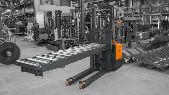 Elektro-Geh-Hochhubwagen mit elektrischem Fahrantrieb und Rollenbahn für die Kommissionierung von Möbelbauplatten