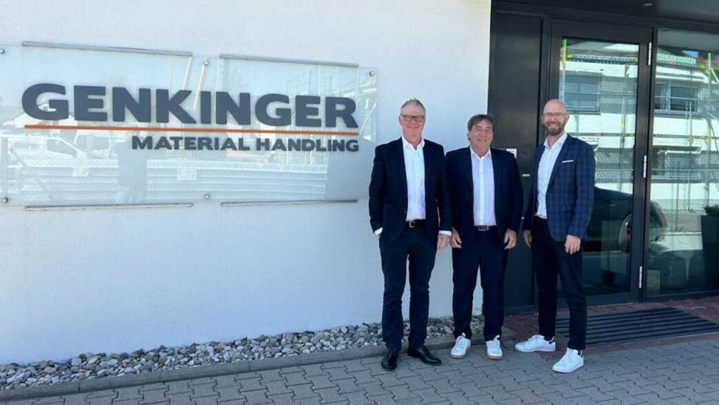 Hans-Joachim Finger, Managing Director of the HUBTEX Group, Richard Ludwig, Managing Director of Genkinger GmbH, and Marco Goldbach, Managing Director of the HUBTEX Group, in front of the Genkinger company building.