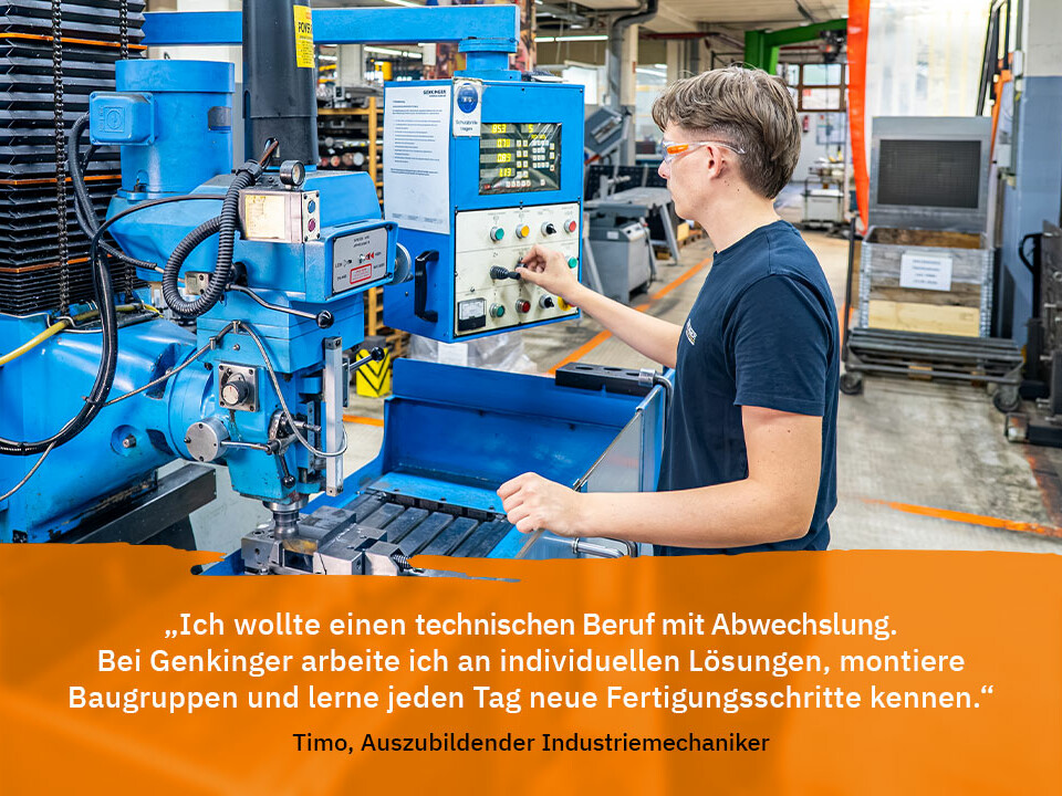 Auszubildender Industriemechaniker arbeitet mit Schutzbrille an einer Fraesmaschine und fertigt ein Werkstück im Rahmen seiner Ausbildung bei Genkinger.