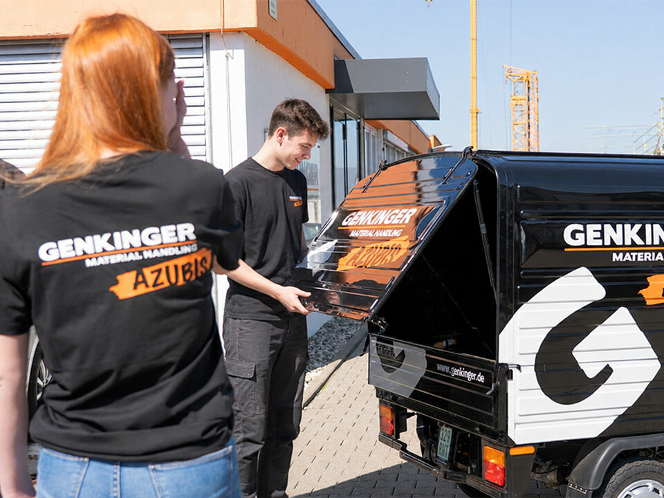 Auszubildende von Genkinger in einheitlichen T-Shirts und Azubi-APE, die gemeinsam als Team ihre Ausbildung und den Start ins Berufsleben bei Genkinger repräsentieren.