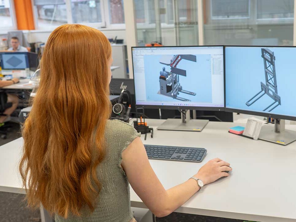 Auszubildende Technische Produktdesignerin Lillian erstellt eine CAD-Zeichnung am Computer