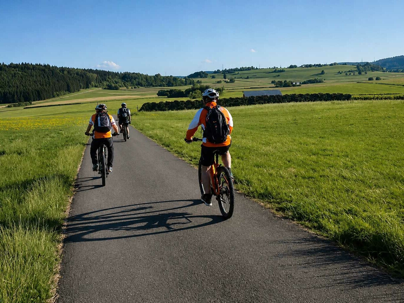 Mitarbeitende von Genkinger bei einer gemeinsamen Fahrradtour. Neben dem Arbeitsalltag sorgen regelmäßige Teamevents für Austausch, Zusammenhalt und eine persönliche Unternehmenskultur.