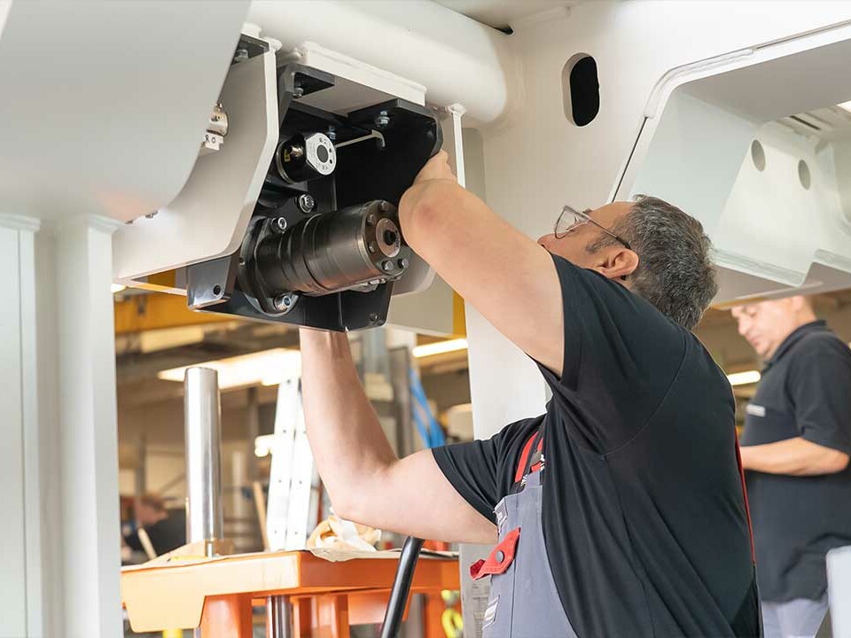 In der Fertigung montieren unsere Mechaniker Bauteile präzise an individuellen Flurförderzeugen und Sonderfahrzeugen.