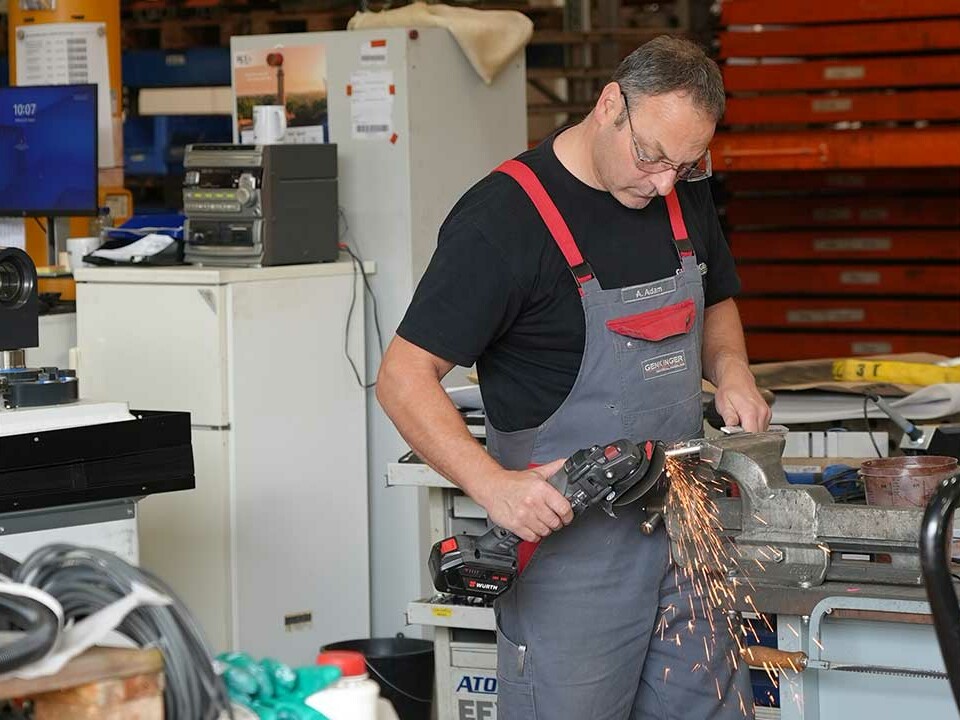 Mit präziser Metallbearbeitung bereiten unsere Mechaniker Bauteile passgenau für den Einbau in individuelle Flurförderzeuge vor.