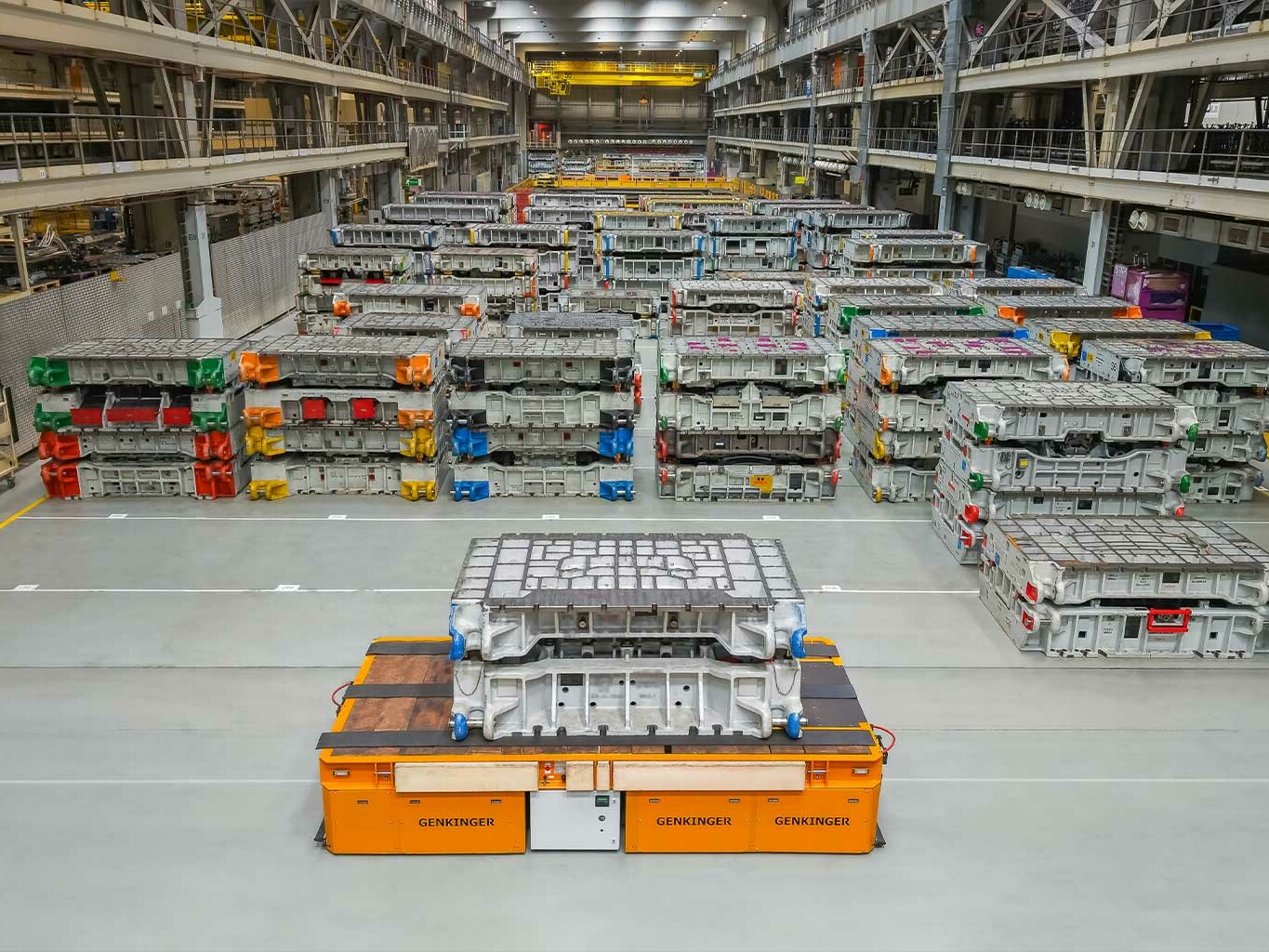 Genkinger Plattformwagen transportiert schwere Presswerkzeuge zwischen verschiedenen Hallenschiffen in der Automobilindustrie.