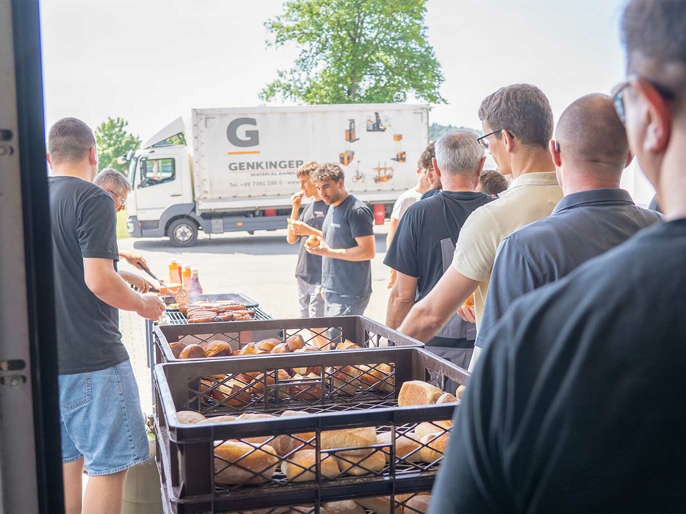 Das Sommerfest bei Genkinger bietet Mitarbeitenden die Möglichkeit, abseits des Arbeitsalltags gemeinsam Zeit zu verbringen. Veranstaltungen wie diese stärken den Teamgeist und die familiäre Unternehmenskultur.