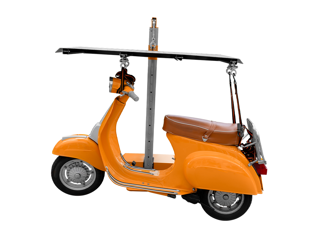Roller unter der Plattform des Bike Lifters mit Ösen und Spanngurten befestigt