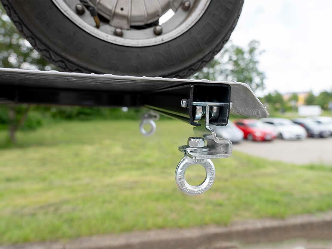 Ösen zur Befestigung von Lasten unter der Plattform des Bike Lifters